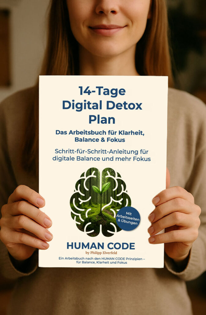 Person hält das Taschenbuch „14-Tage Digital Detox Plan“ von Philipp Elverfeld in den Händen